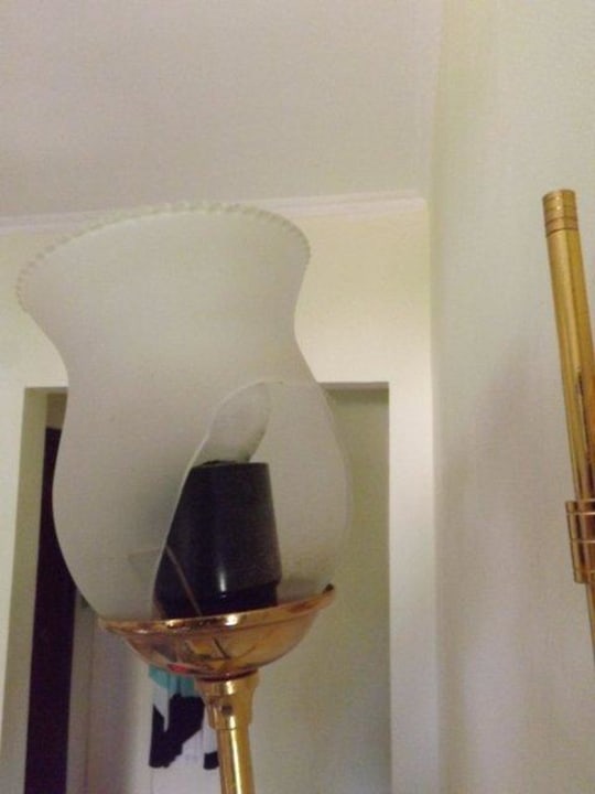 Kaputtes Glas der Beleuchtung  Lotus Bay Beach Resort