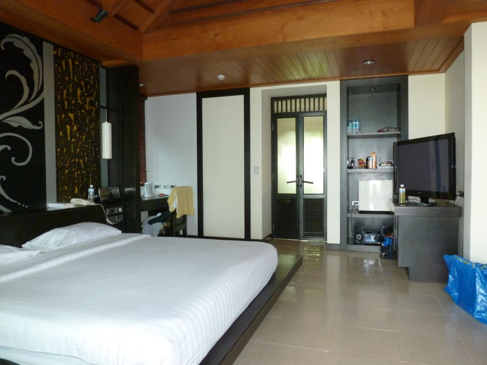 Unser Bungalow, hinten Tür zum Bad La Flora Khao Lak