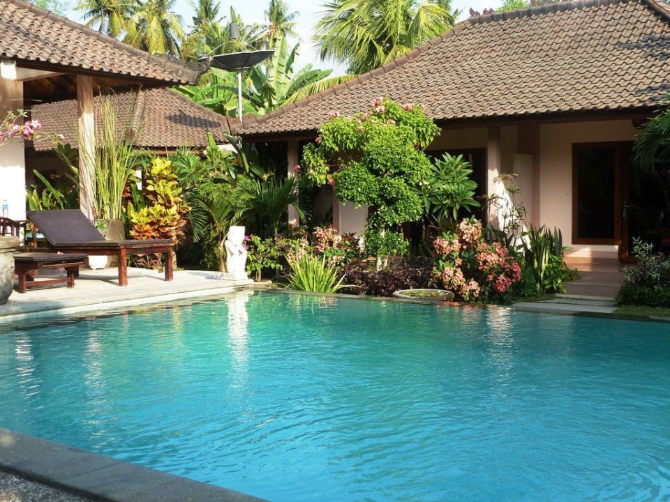 Pool mit Bungalow Hotel Melamun