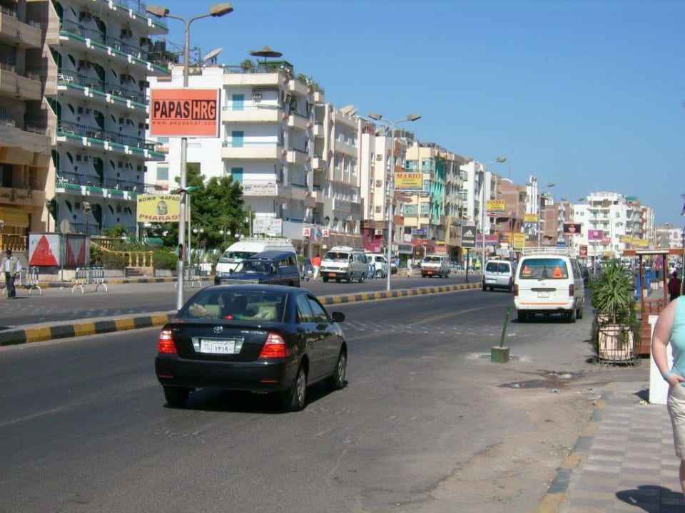 Blick vom Hotel auf die Straße Hotel Le Pacha Beach Resort
