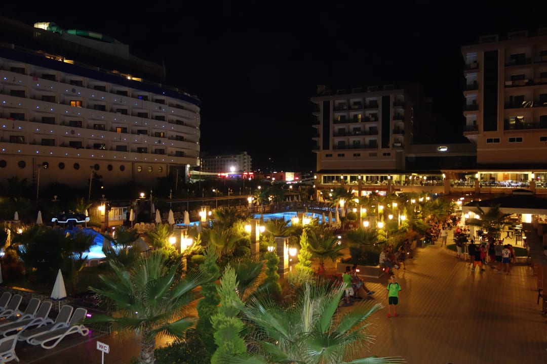 Anlage bei Nacht Dizalya Palm Garden