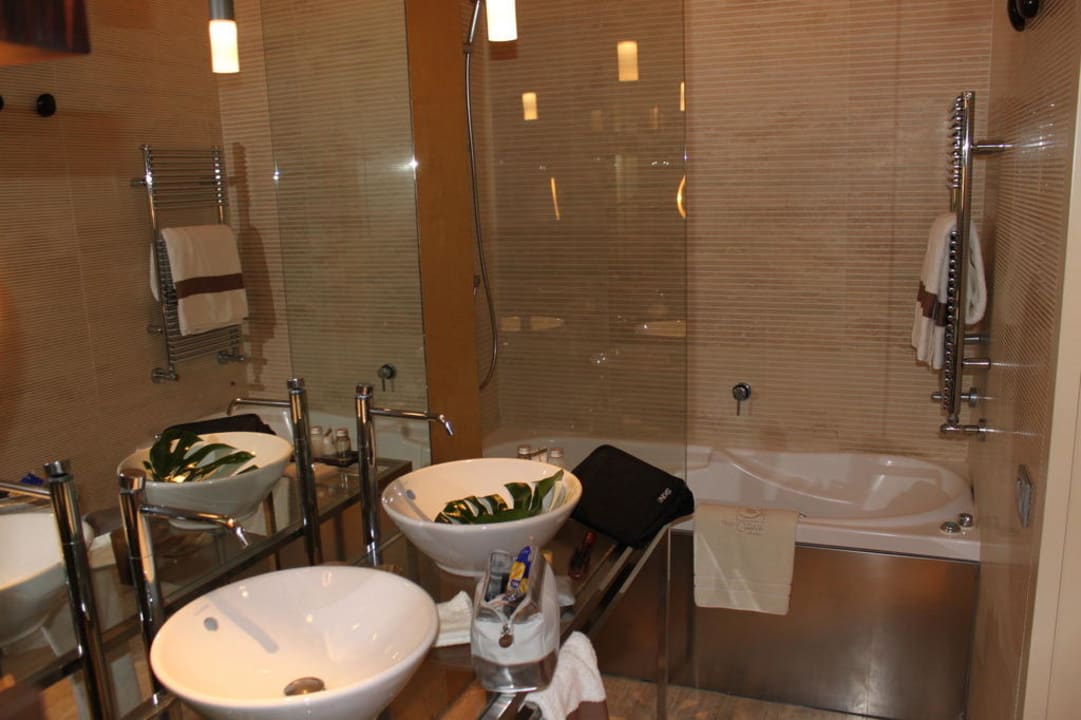 На фото грязи на ванной не видно Hotel The Gray