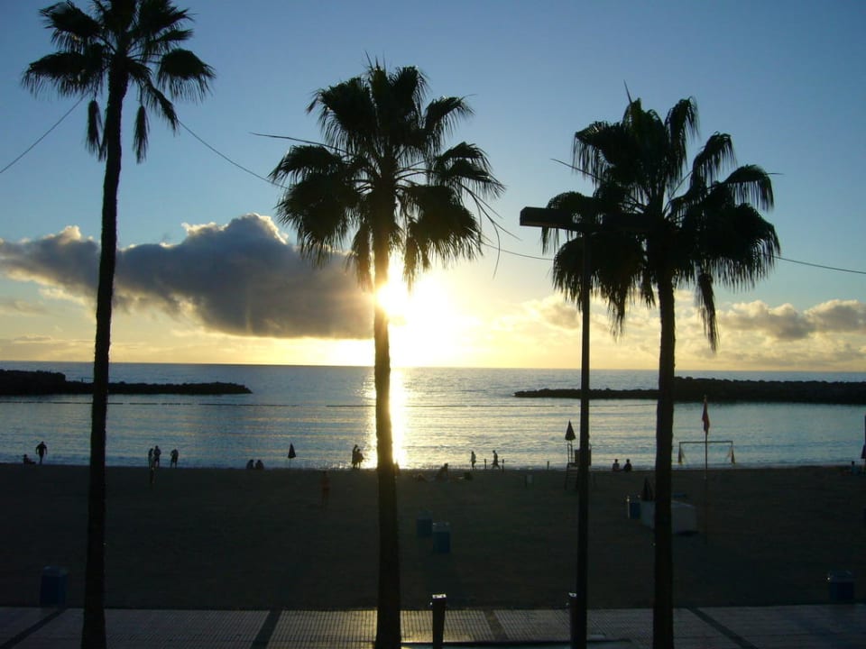 Sonnenuntergang von der Strandpromenade aus ges. Hotel Riu Vistamar