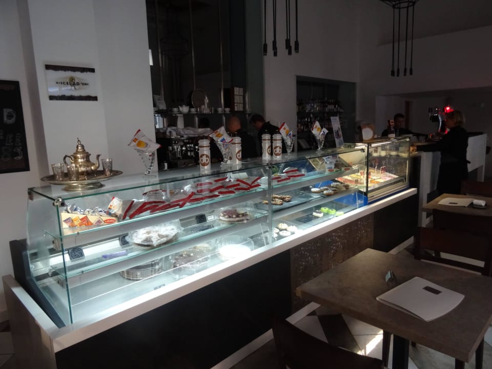 Cafe im Erdgeschoss db San Antonio Hotel + Spa