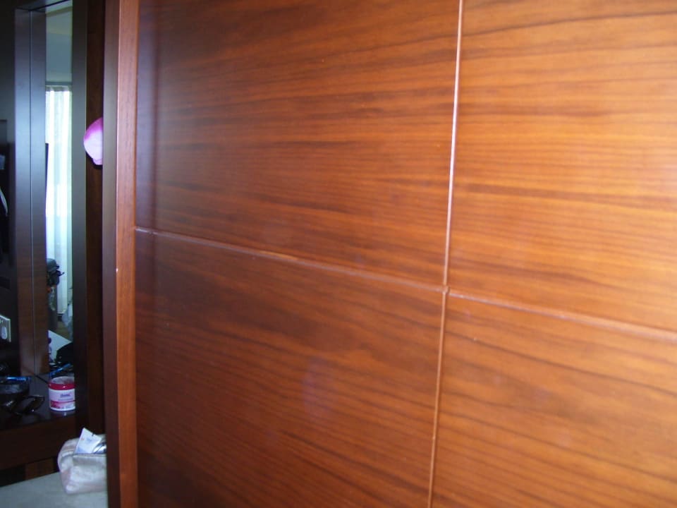 Schrank Salamis Bay Conti Resort Hotel & Casino