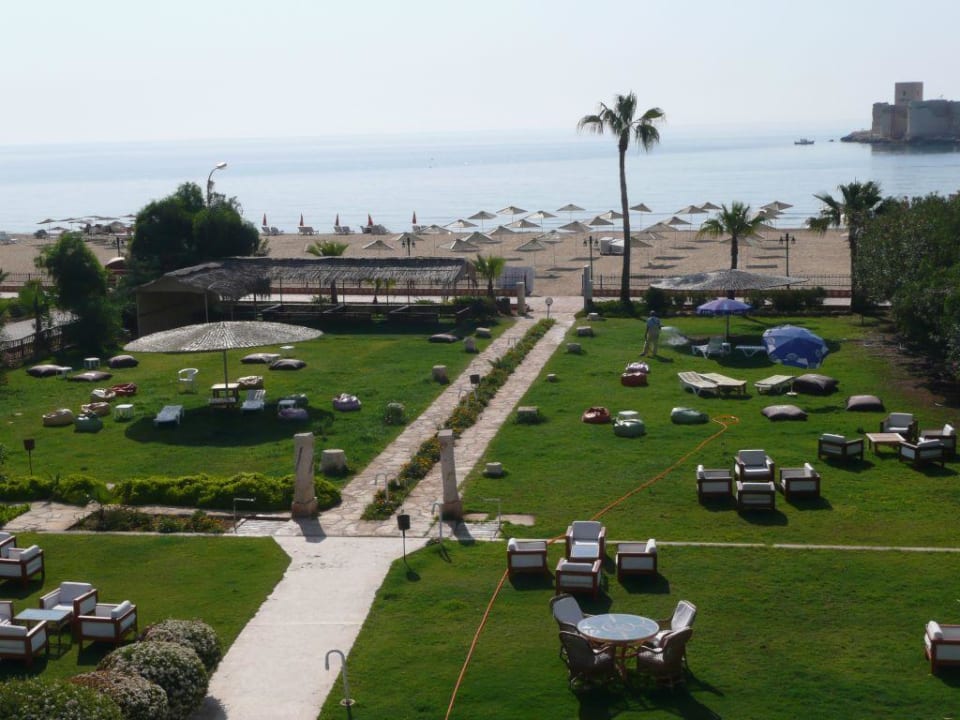 Gartenanlage mit Strand und Mädchenburg Hotel Barbarossa