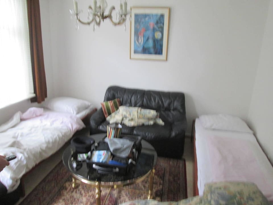 Wohnzimmer der Ferienwohnung alt und muffig Burg-Hotel Cochem