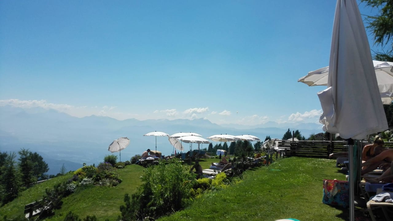 Liegewiese unterhalb des Sees Mountain Resort Feuerberg