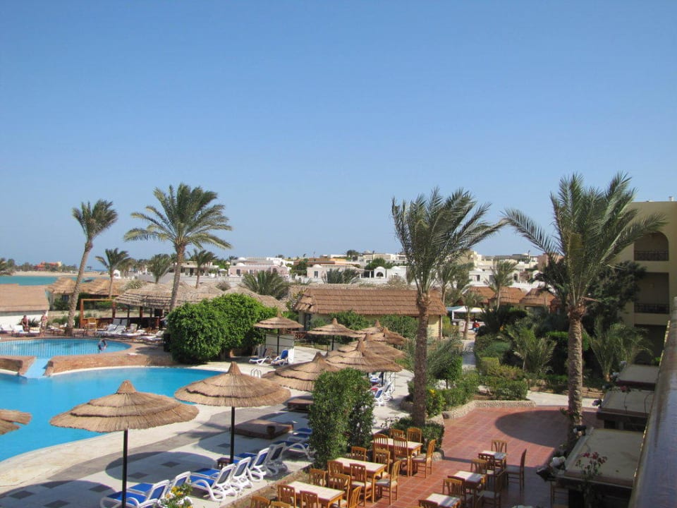 Вид с балкона лобби на бассейн Panorama Bungalows Resort El Gouna