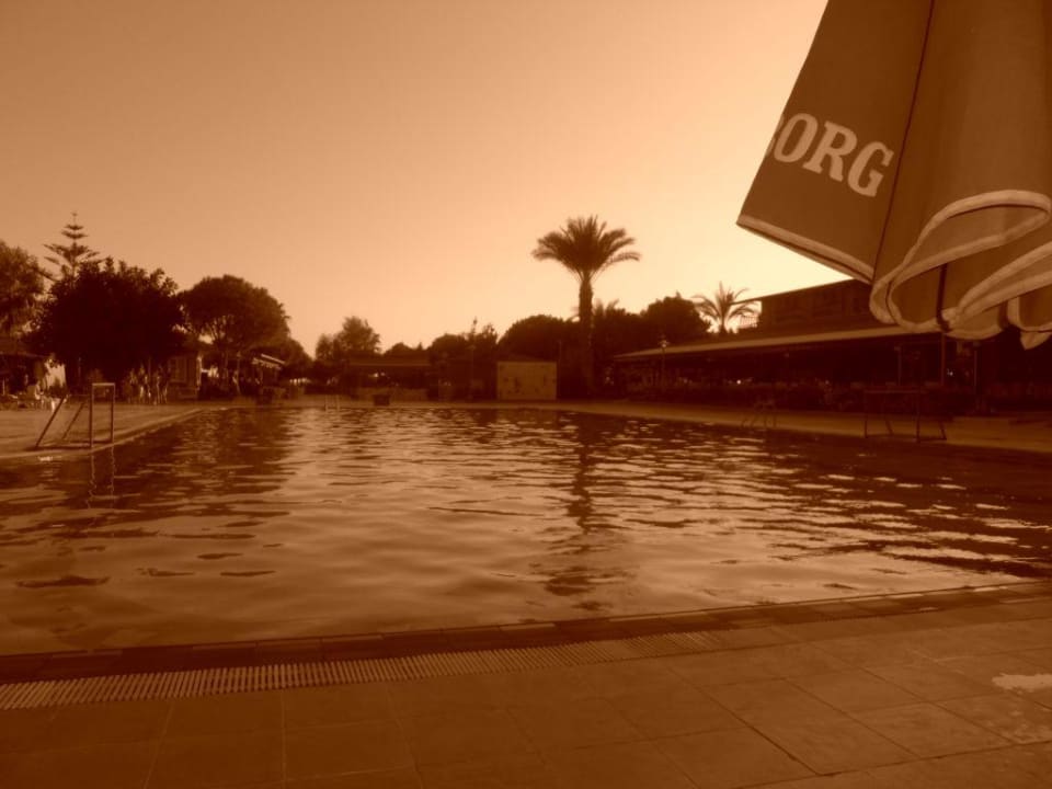 Abends am Pool Club Turtas Beach Hotel