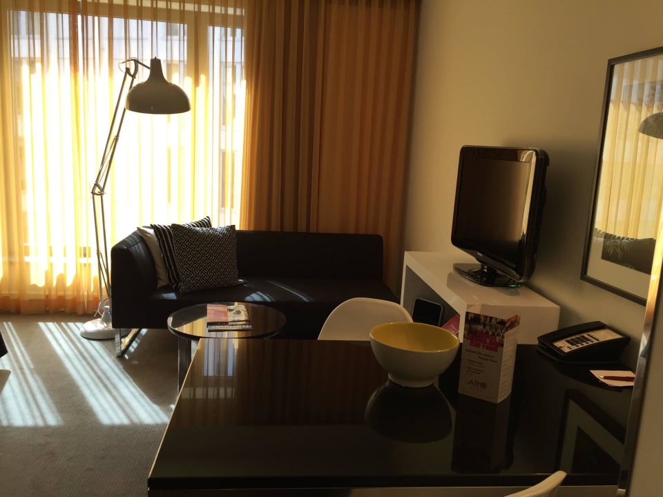 Wohnzimmer  Adina Apartment Hotel Berlin Hackescher Markt