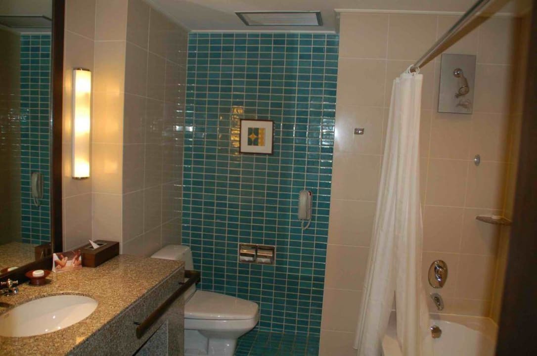 Bad mit Wannendusche und Plastik-Duschvorhang! Dusit Thani Krabi Beach Resort