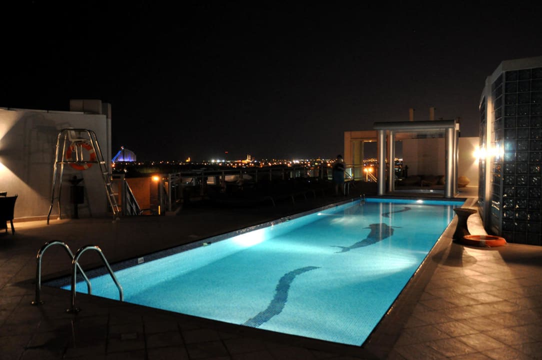 Pool bei Nacht Holiday Inn Dubai - Al Barsha