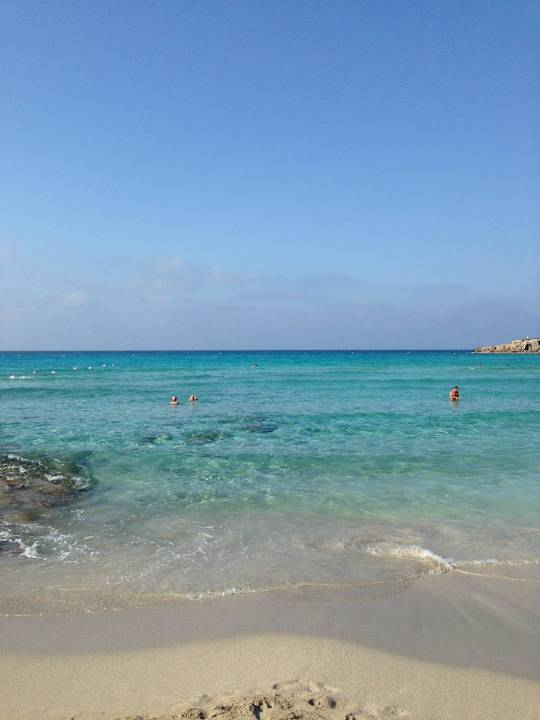 Das Meer am frühen Morgen Hara Nissi Beach