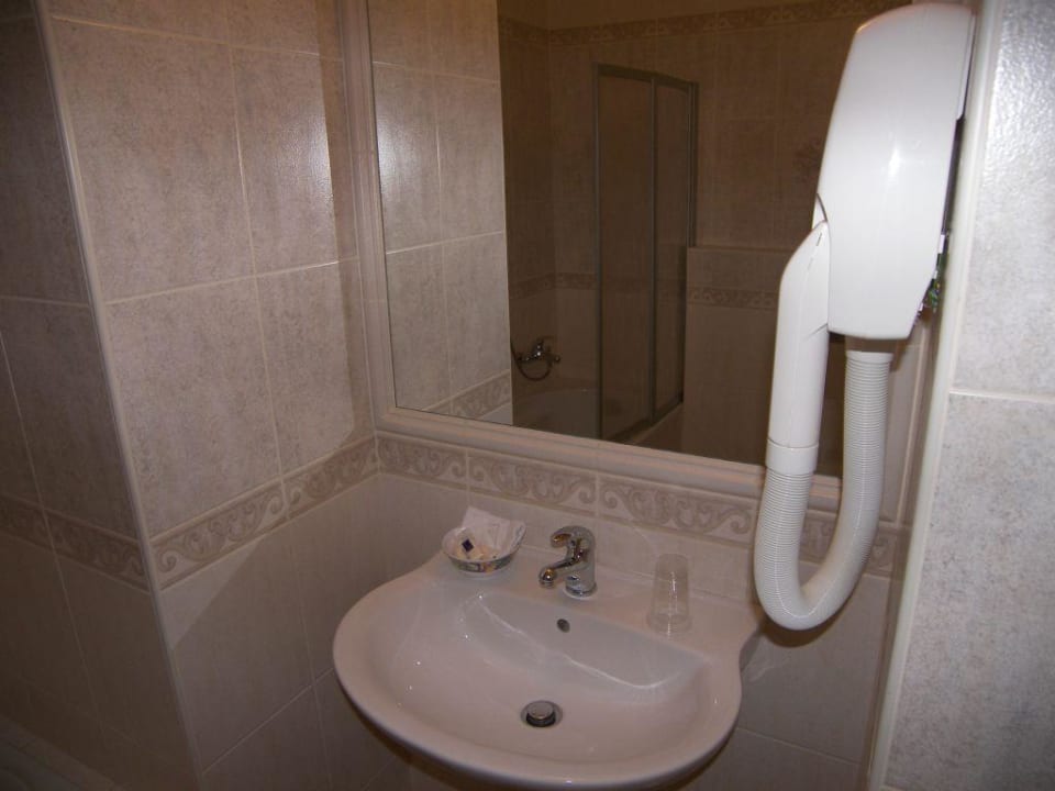 Waschbecken mit Föhn und Steckdose Hotel Athena Palace