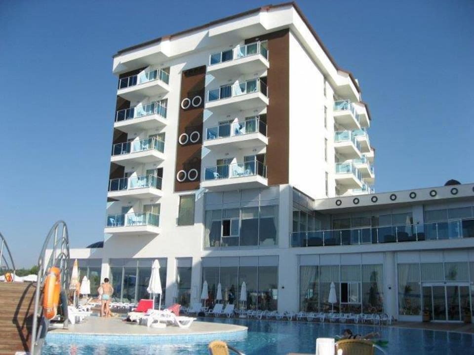 Blick vom Pool aufs Hotel Cenger Beach Resort & Spa