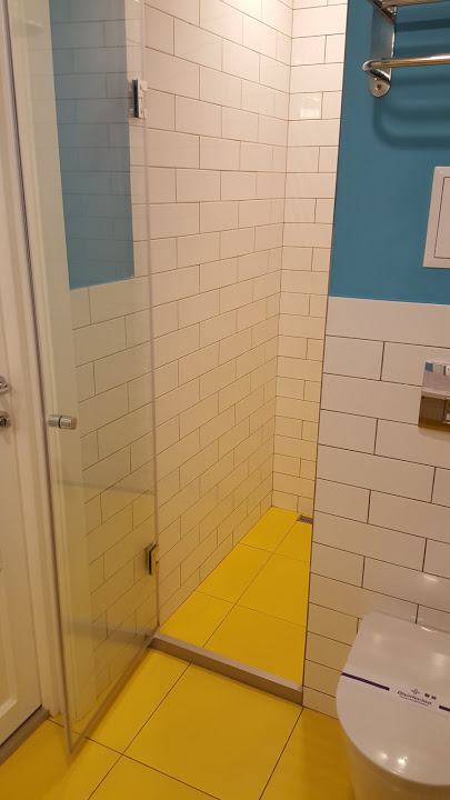 Zugang zur Duschkabine im Bad Partner Guest House Baseina Street