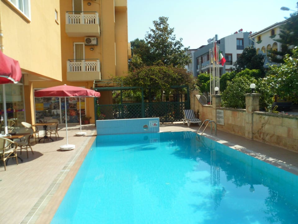 Бассейн в олтеле Hotel Benna