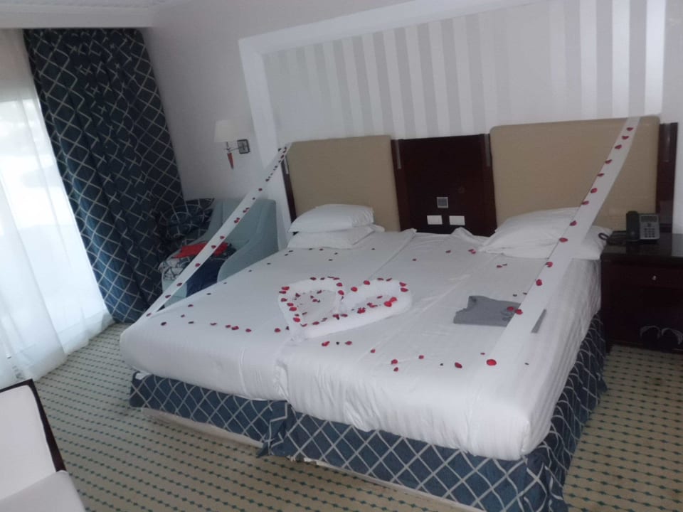 Liebevolle Dekoration des Bettes Premier Le Reve Hotel & Spa