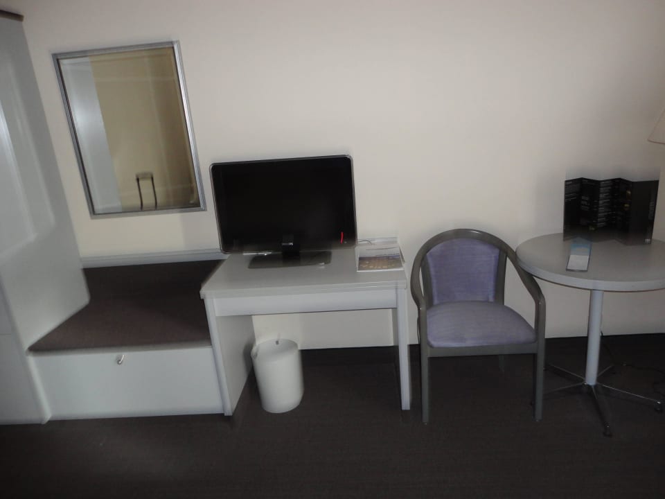 Pult mit TV DORMERO Hotel Dessau-Roßlau