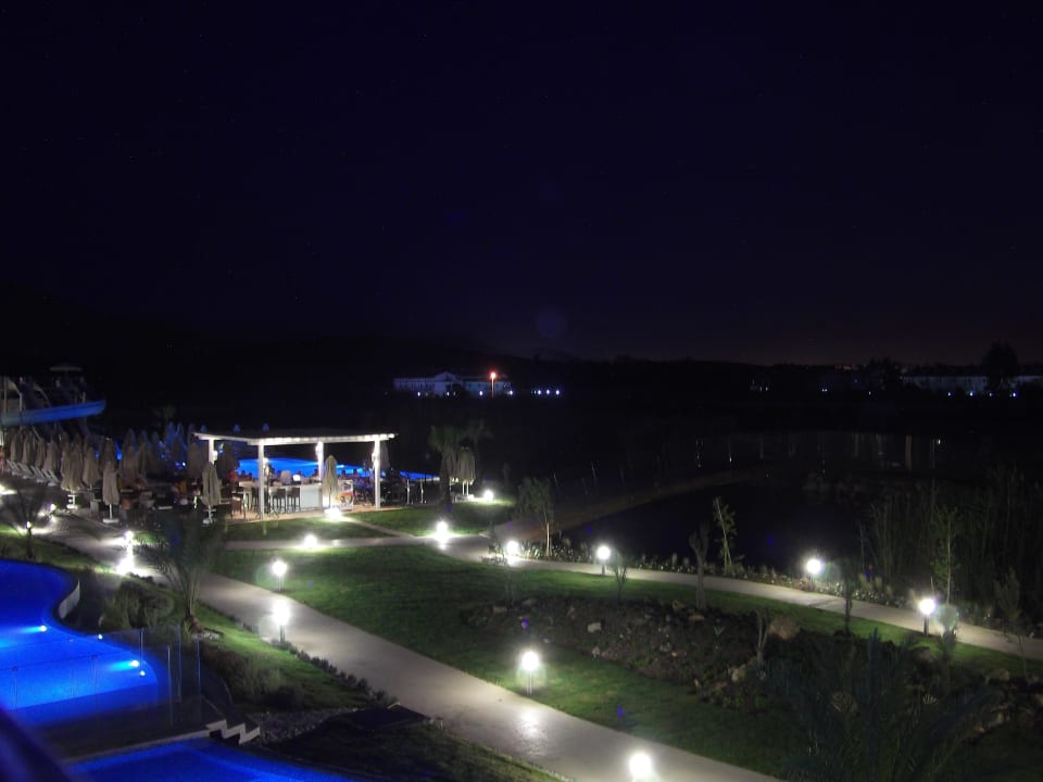 Gartenanlage bei Nacht Jiva Beach Resort