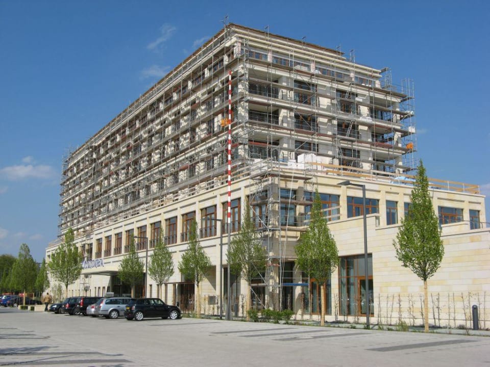 Das moderne Hotel (teilweise noch eingerüstet) ATLANTIC Hotel Wilhelmshaven