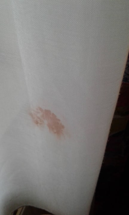 Fleck auf den Gardinen.  Ein roter fleck was es is IntercityHotel Magdeburg