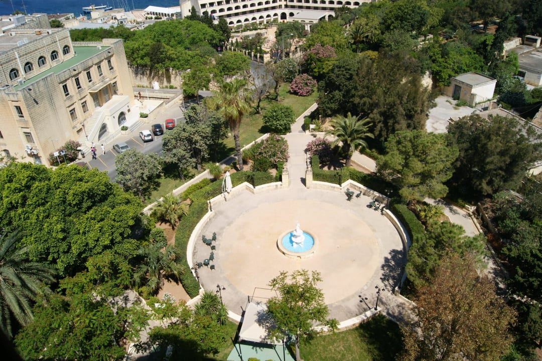 Brunnenalnlage im Garten The Phoenicia Malta