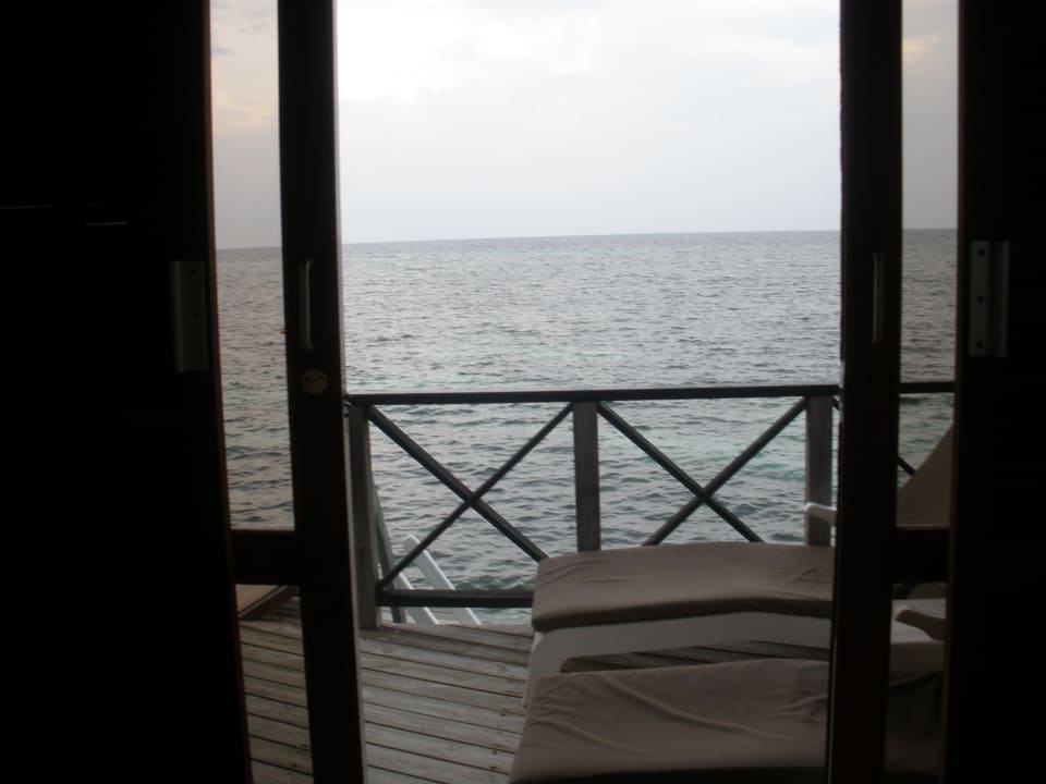 Ausblick vom Bett water bungalow Kuredu Island Resort & Spa