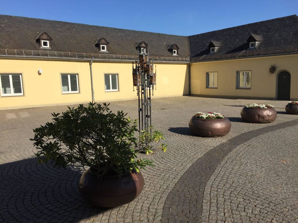 Innenhof Hotel Klostergut Jakobsberg