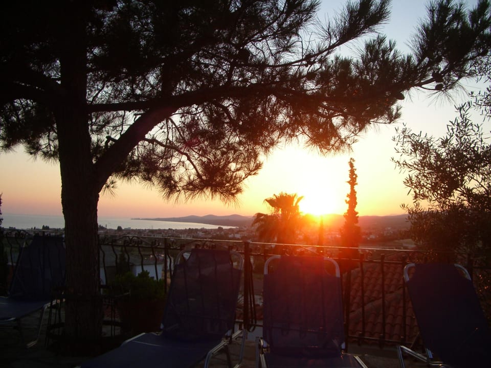 Sonnenuntergang am Pool Hotel Geranion Village