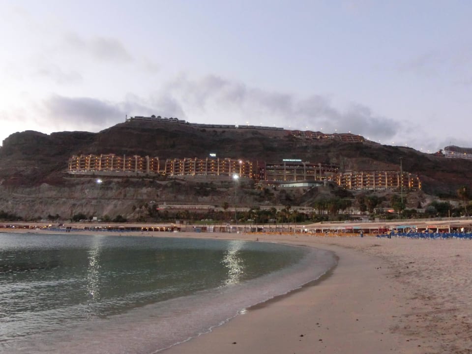Hotelanlage vom Strand aus  Gloria Palace Royal Hotel & Spa