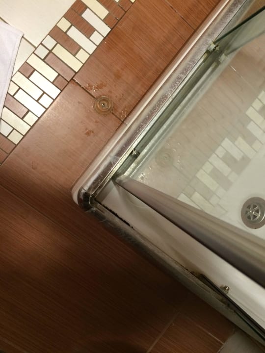 Verkalkte Dusche außen (bei Anreise bereits) Creta Paradise