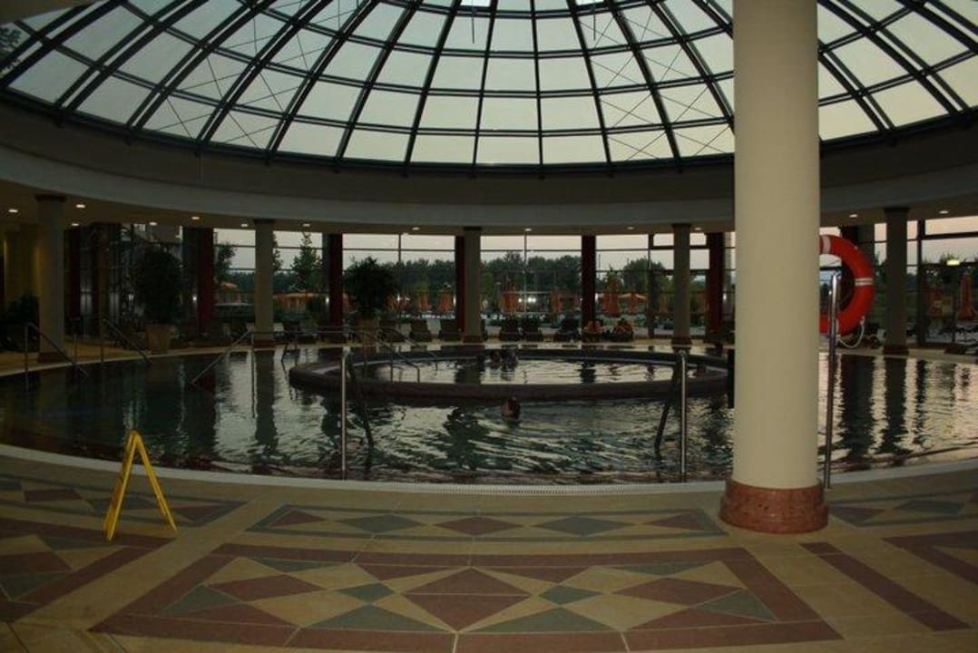 Pool im Inneren Aquaworld Resort Budapest