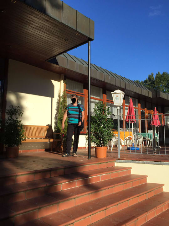 Eingang zum Hotel und Terrasse Seezeit Hotel Bad Stuer