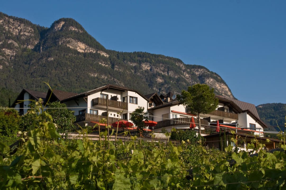 Hotel-Außenasicht Haus am Hang