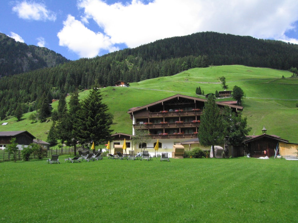 Blick von der Liegewiese zum Hotel Hotel Eden