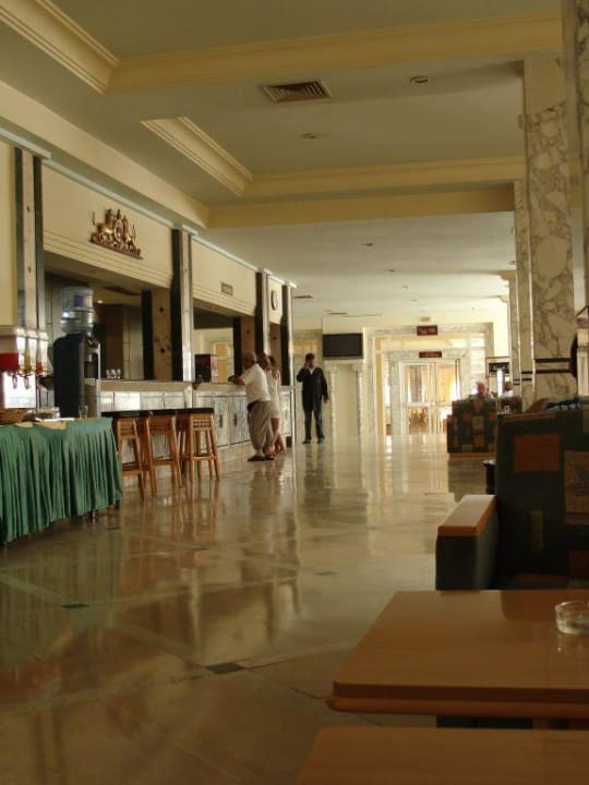 Bar réception et restaurant principal à l'arrière El Mouradi Club Kantaoui