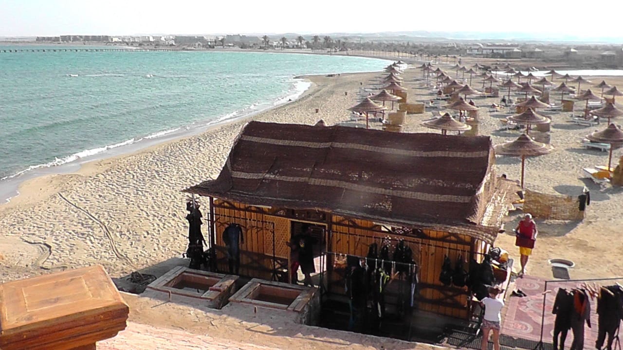 Strand mit Ausrüstungshütte der Tauchbasis Three Corners Equinox Beach Resort