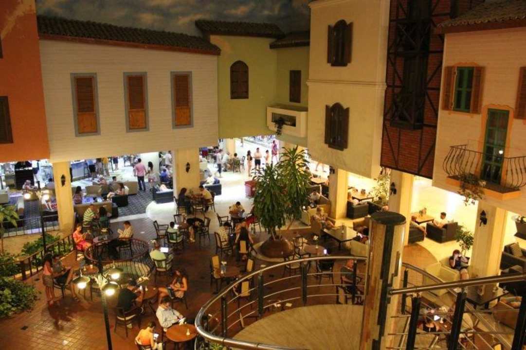 Widok z góry na patio i bar Salamis Bay Conti Resort Hotel & Casino