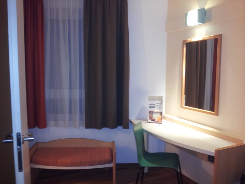 Schreibtisch und Sitzbank Hotel Ibis Frankfurt Centrum