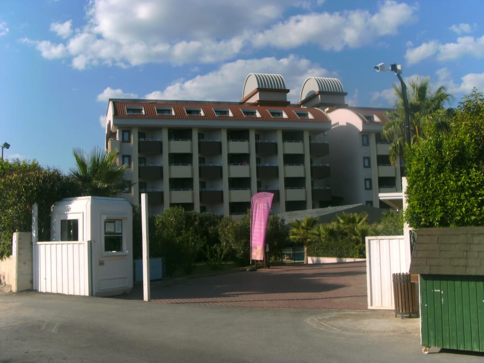 Hintereingang mit Sicht auf den Neubau Hane Family Resort