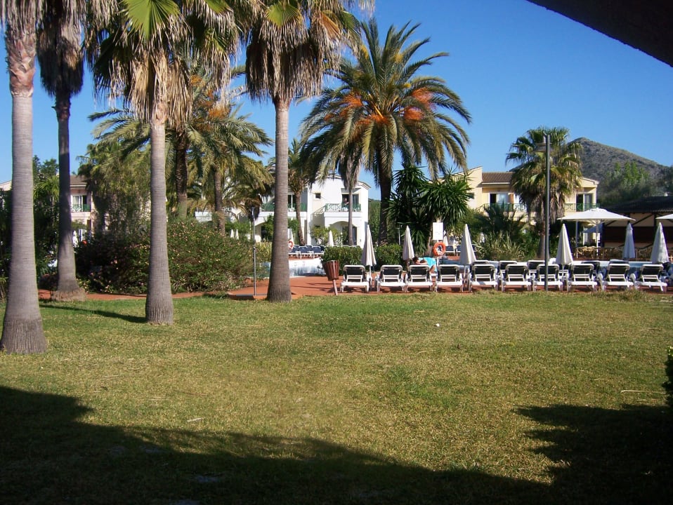 Blick von Terrasse Richtung Pool Garden Saladina