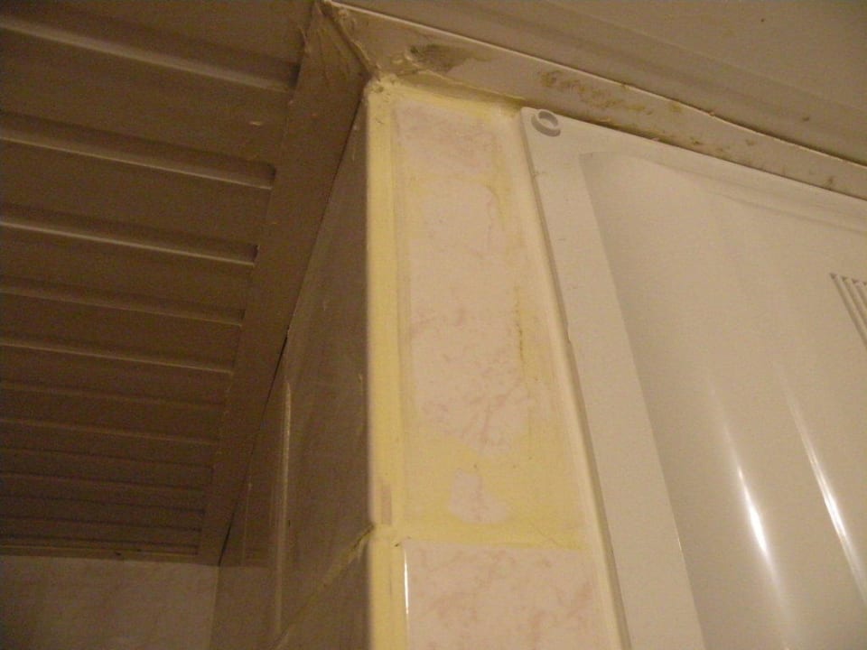 Wand im Badezimmer Enki Hotel