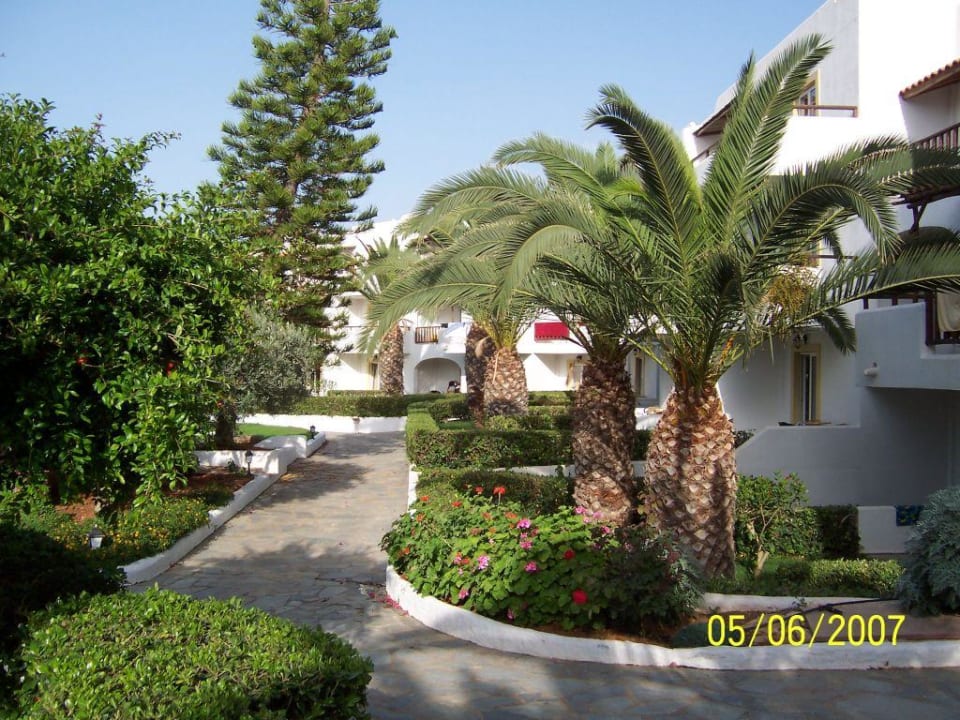 Wege durchs Hotel Alexander Beach Hotel & Village Resort