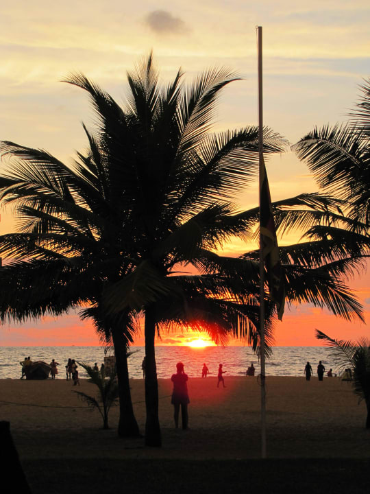 Sonnenuntergang am Strand Goldi Sands Hotel