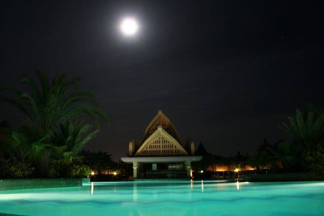 Pool bei Nacht Hotel Riu Funana