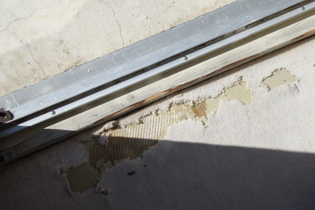 Kaputter Teppich vorm Balkon Hotel Posthof