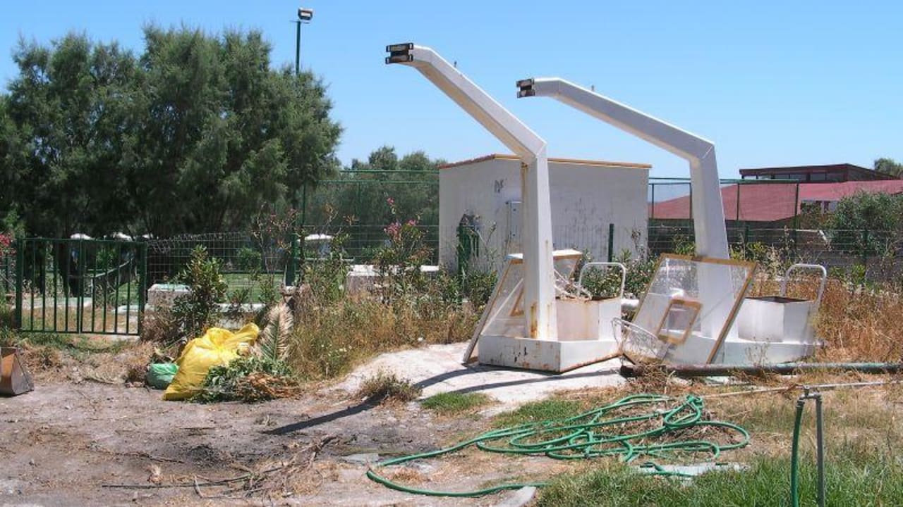 Müll und defekte Sportgeräte neben dem Tennisplatz Hotel Calypso Beach