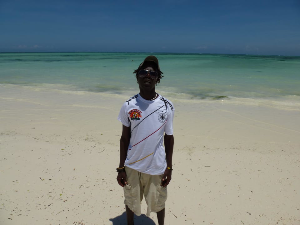 Beachboy Roger mit neuem T-Shirt Sultan Sands Island Resort & Spa